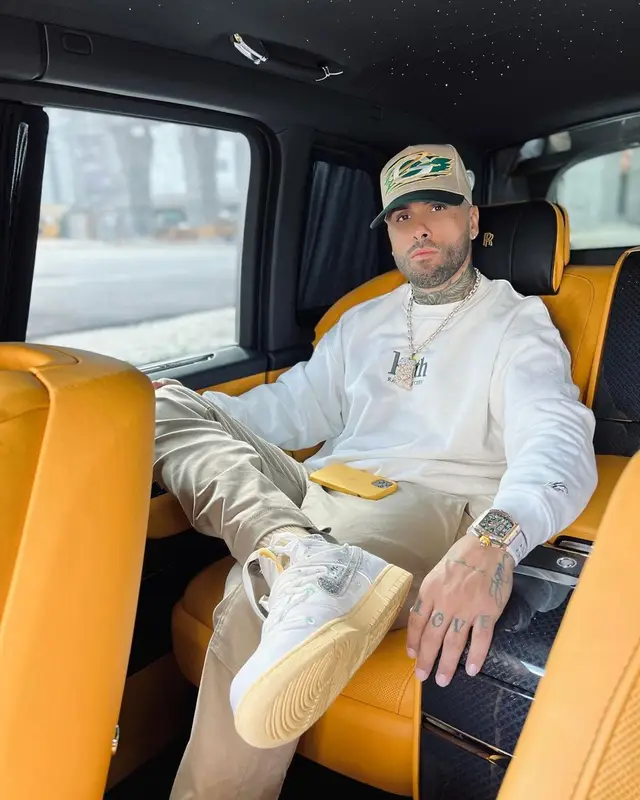 Nicky Jam outfit in Kith, Nike, and Off-White, 2021