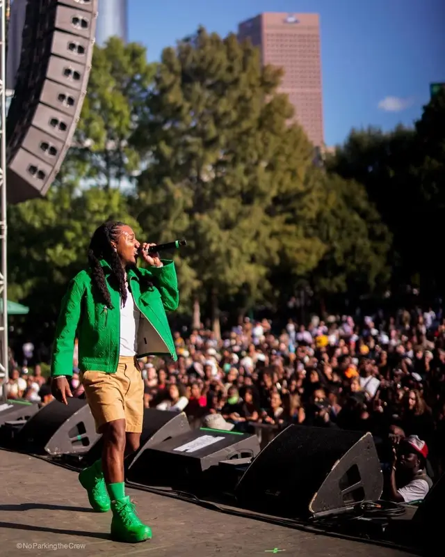 Jacquees outfit in Louis Vuitton, Prada, and Bottega Veneta, 2021