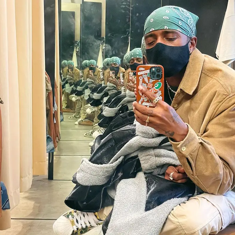 6lack outfit in Gucci, Carhartt, and Bape, 2021