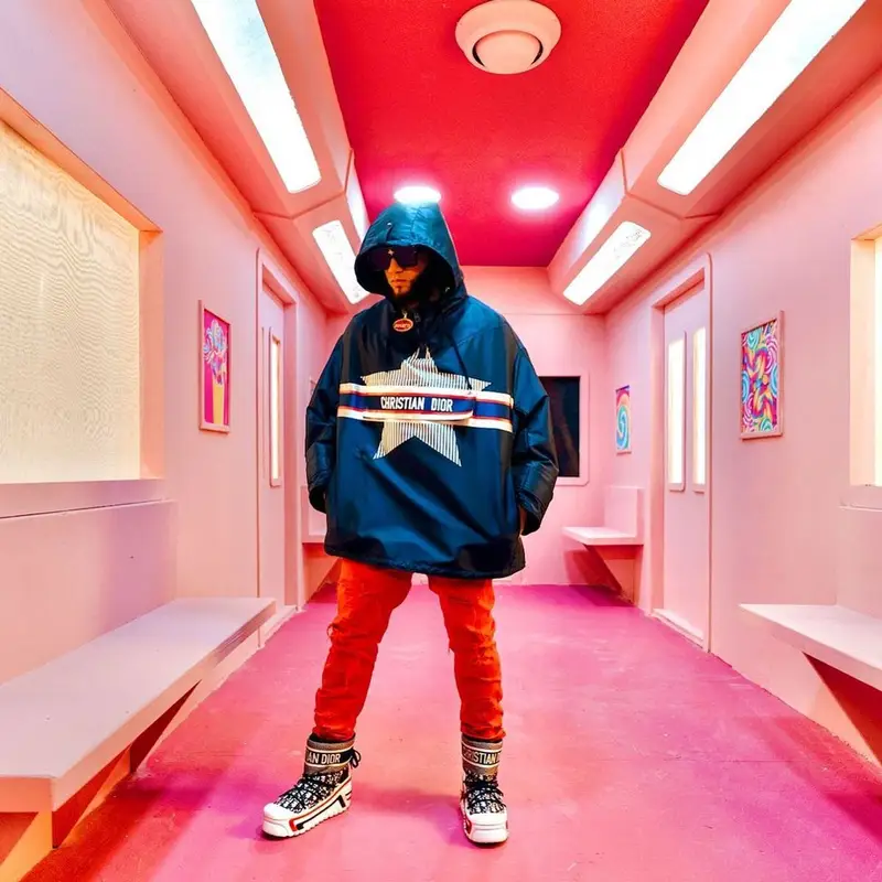 El Alfa El Jefe outfit in Dior, Dsquared2, and Louis Vuitton, 2021