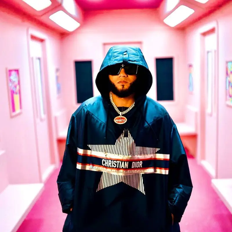El Alfa El Jefe outfit in Dior, Dsquared2, and Louis Vuitton, 2021