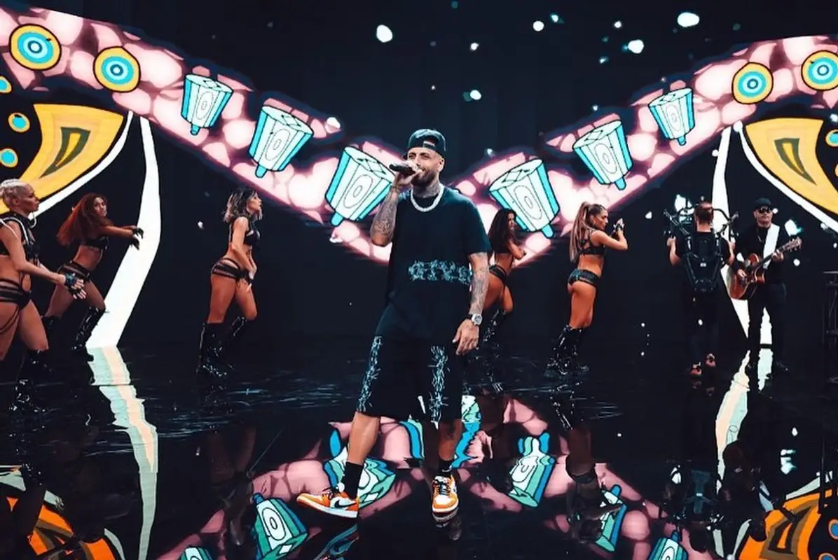 Nicky Jam outfit in Givenchy and Nike, 2021