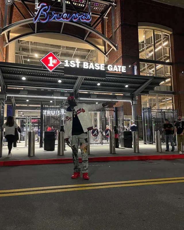2 Chainz outfit in Starter, Bottega Veneta, and New Era, 2021