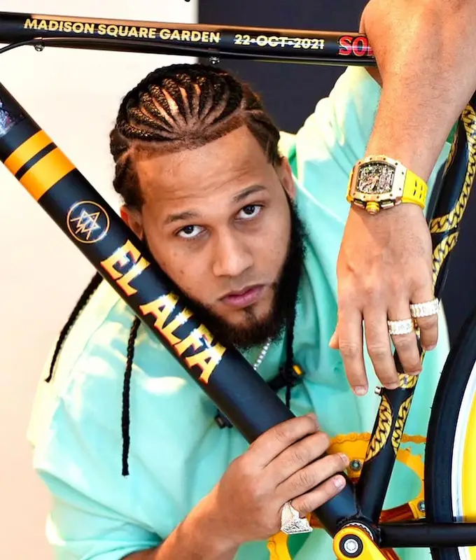 El Alfa El Jefe outfit in Balenciaga, Off-White, and Versace, 2021