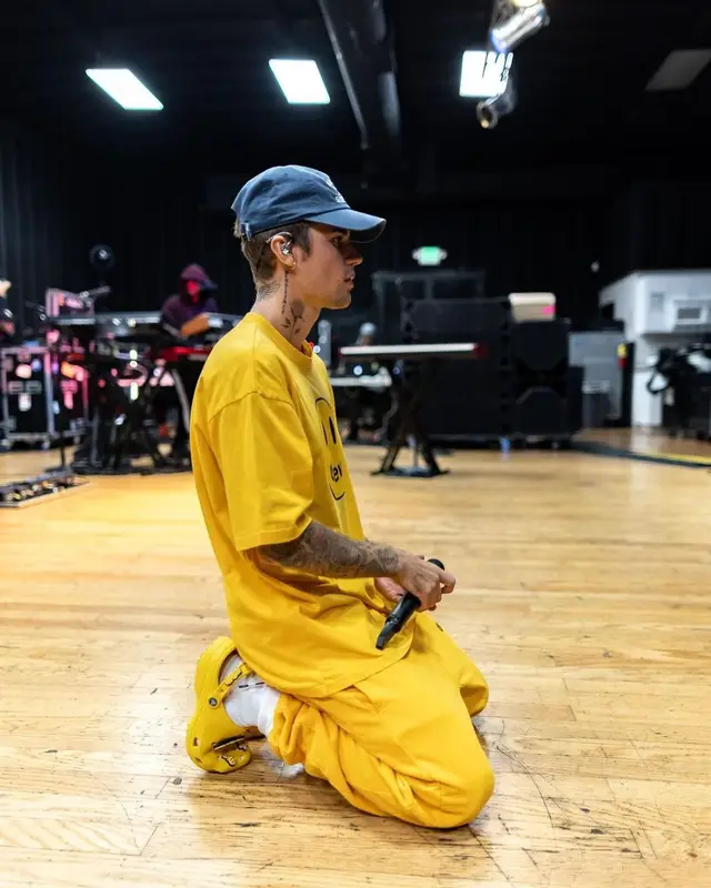 Justin Bieber outfit in Balenciaga, Drew House, and Crocs, 2021