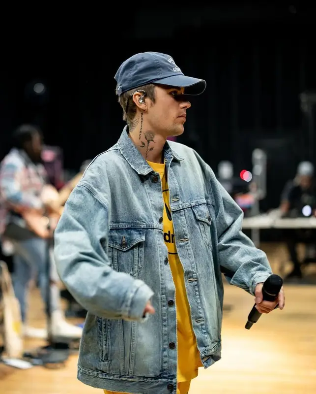 Justin Bieber outfit in Balenciaga, Drew House, and Crocs, 2021