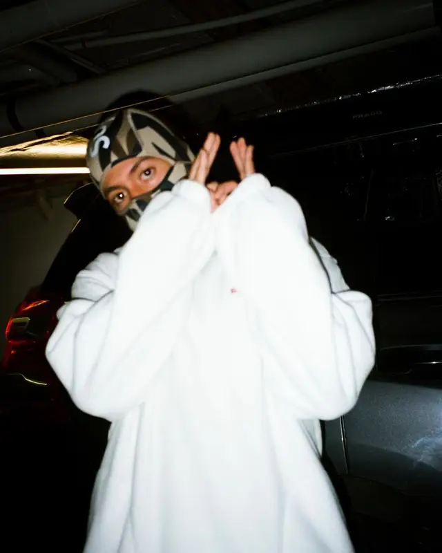 Feid outfit in Hidden, Supreme, and Nike, 2021