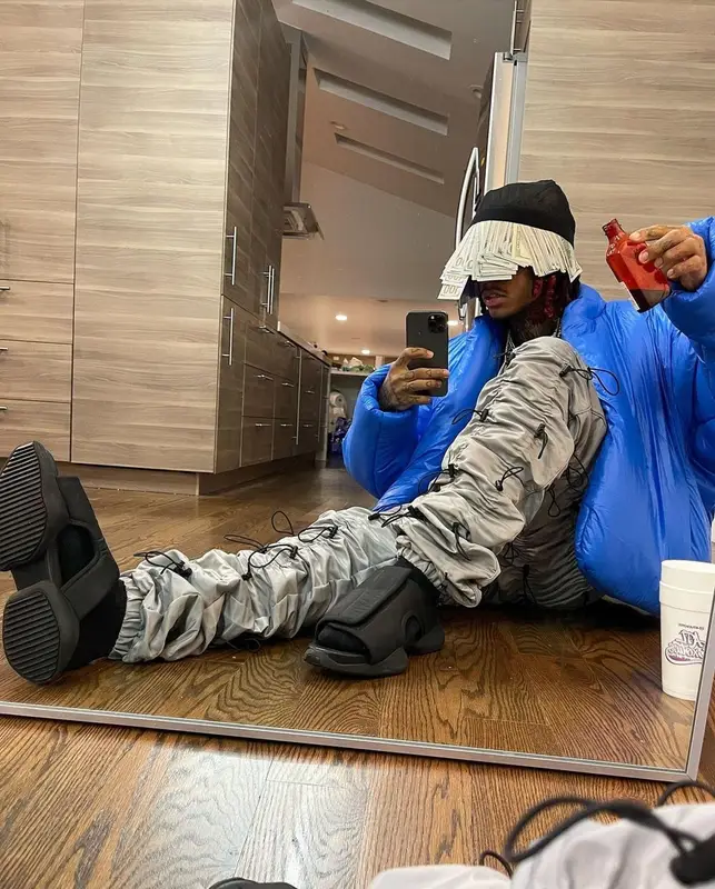 Lil Gnar outfit in Yeezy, Nike, and GAP, 2021