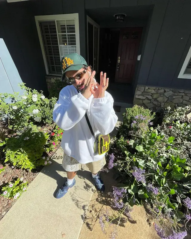 Feid outfit in Supreme, Sanjuan, and Hanes, 2021