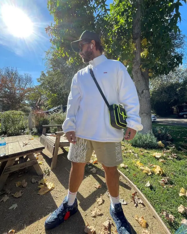 Feid outfit in Supreme, Sanjuan, and Hanes, 2021