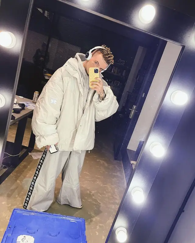 Элджей outfit in Kappa, Bottega Veneta, and KRUZHOK, 2021