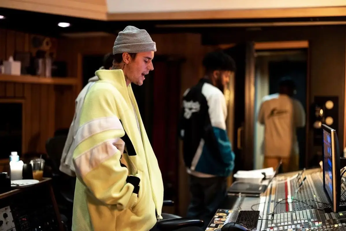 Justin Bieber outfit in Balenciaga and Nike, 2021