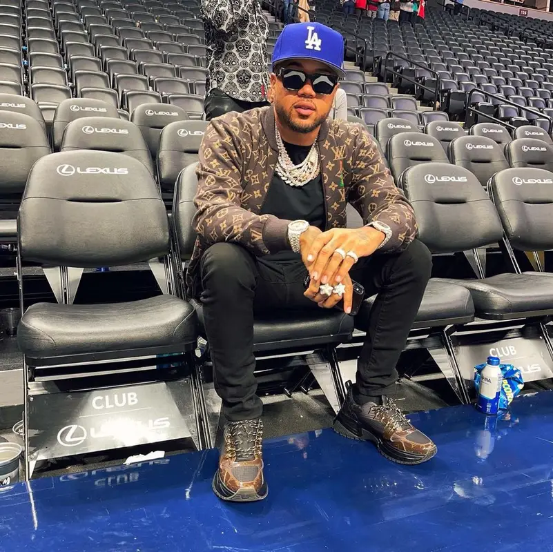 Mazi Vs outfit in NBA, Louis Vuitton, and New Era, 2021
