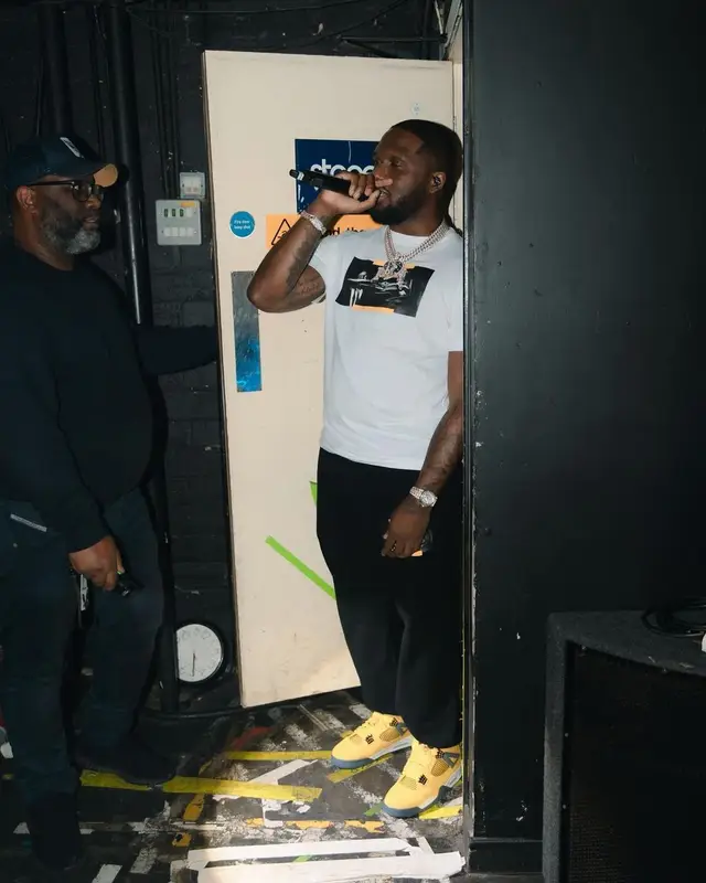 Headie One outfit in Off-White and Jordan, 2021