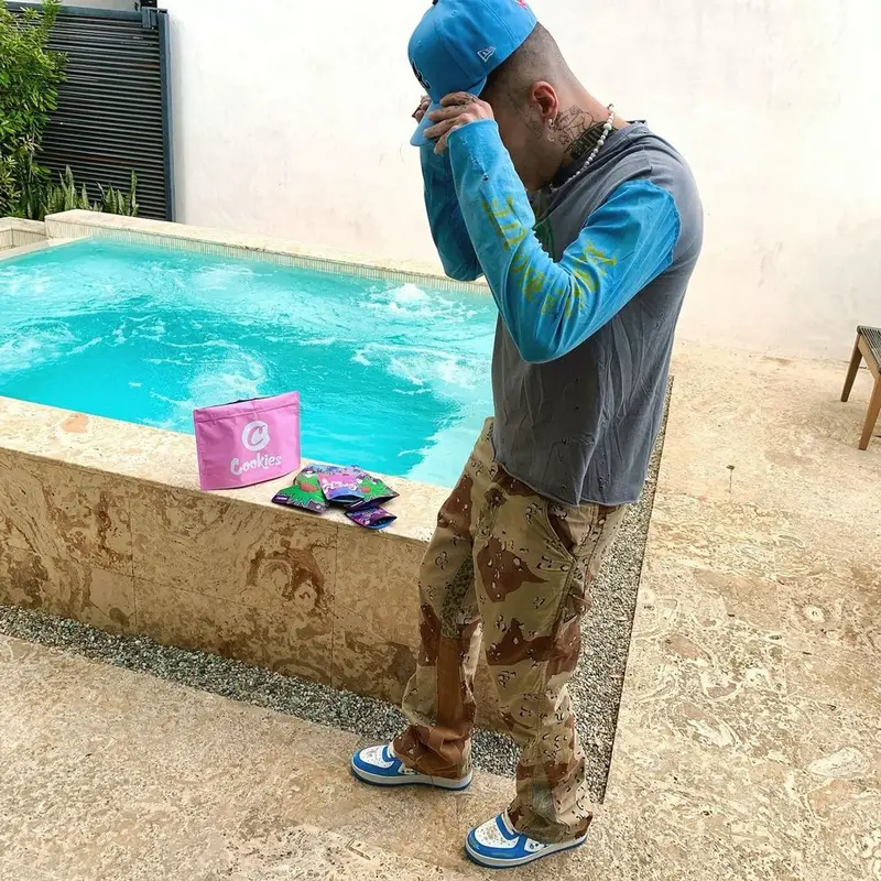 Sfera Ebbasta outfit in Alchemist, New Era, and Offset Merch, 2021