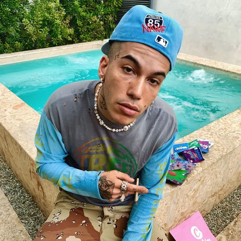 Sfera Ebbasta outfit in Alchemist, New Era, and Offset Merch, 2021