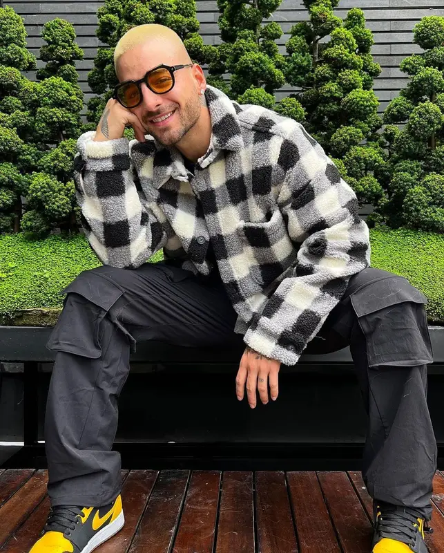 Maluma outfit in Zara, Nike, and Dsquared2, 2021