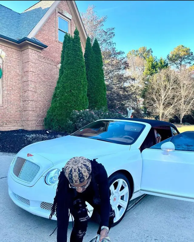 Jacquees outfit in Amiri, Cartier, and Louis Vuitton, 2021