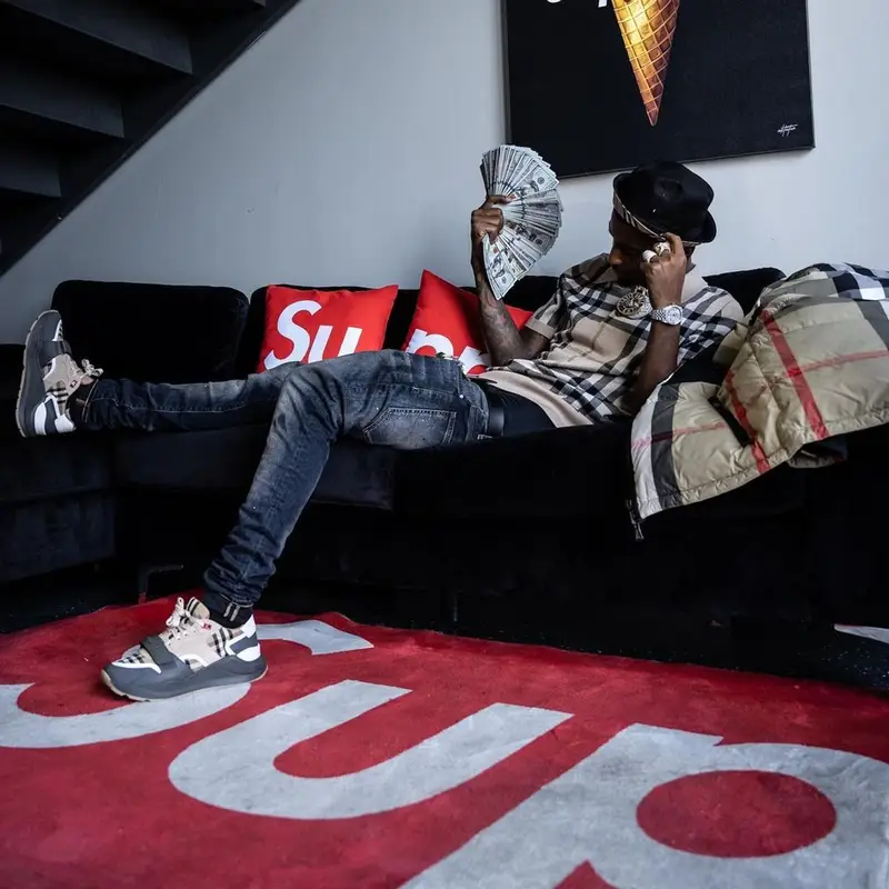 Funny Mike outfit in Burberry, 2021