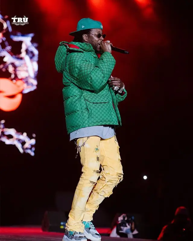 2 Chainz outfit in Gucci, Jimmy Choo, and New Era, 2021