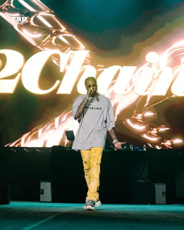 2 Chainz outfit in Gucci, Jimmy Choo, and New Era, 2021