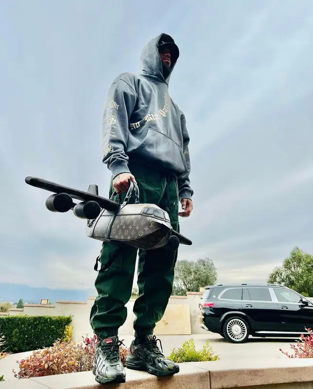Chris Brown outfit in Off-White, Supreme, and Louis Vuitton, 2021