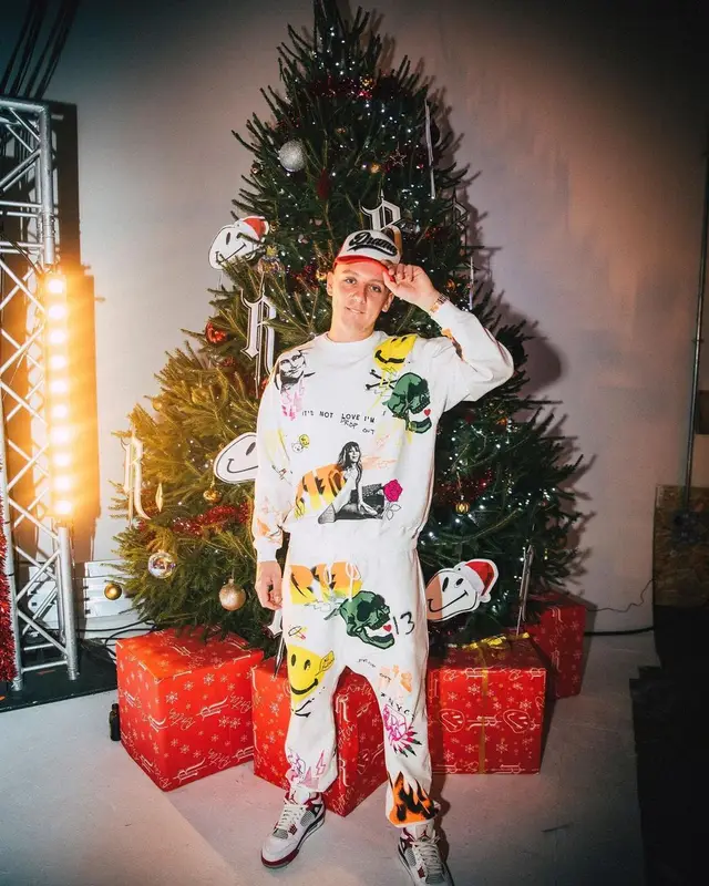 Aitch outfit in R13 and Jordan, 2021