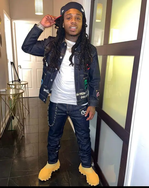Jacquees outfit in Evisu, Yeezy, and New Era, 2021