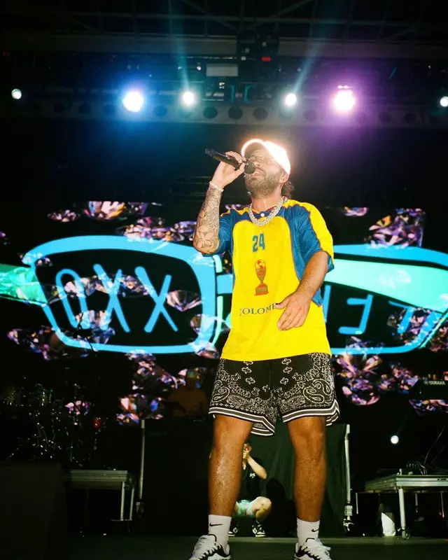 Feid outfit in Amiri, Cartier, and Nike, 2021