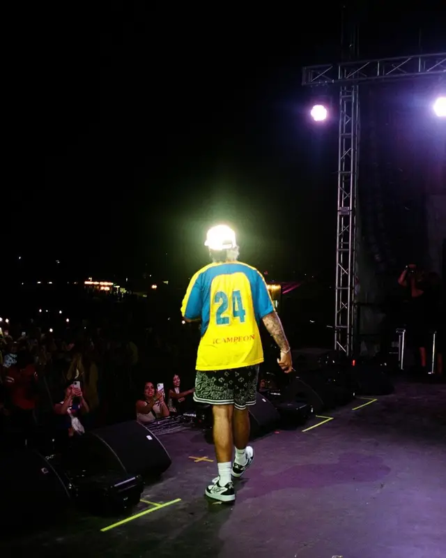 Feid outfit in Amiri, Cartier, and Nike, 2021