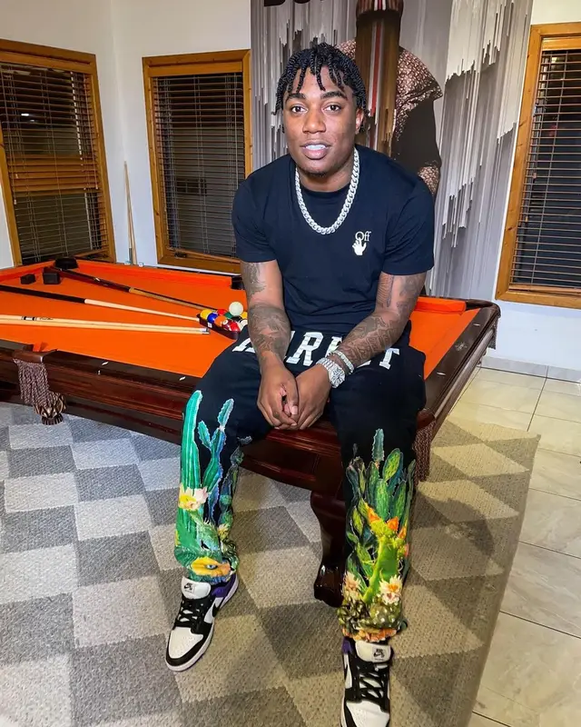 Fredo Bang outfit in Off-White, Market, and Nike, 2021