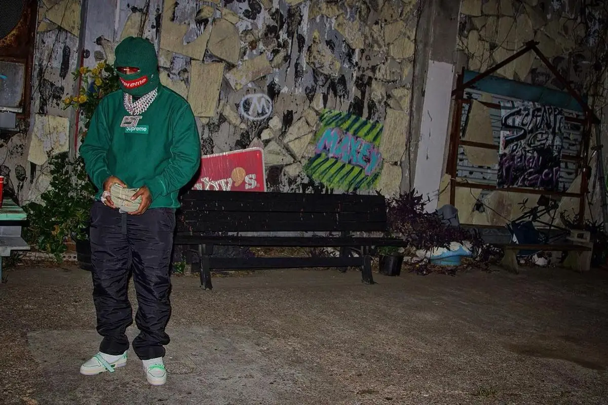 EST Gee outfit in Louis Vuitton, Supreme, and New Era, 2021