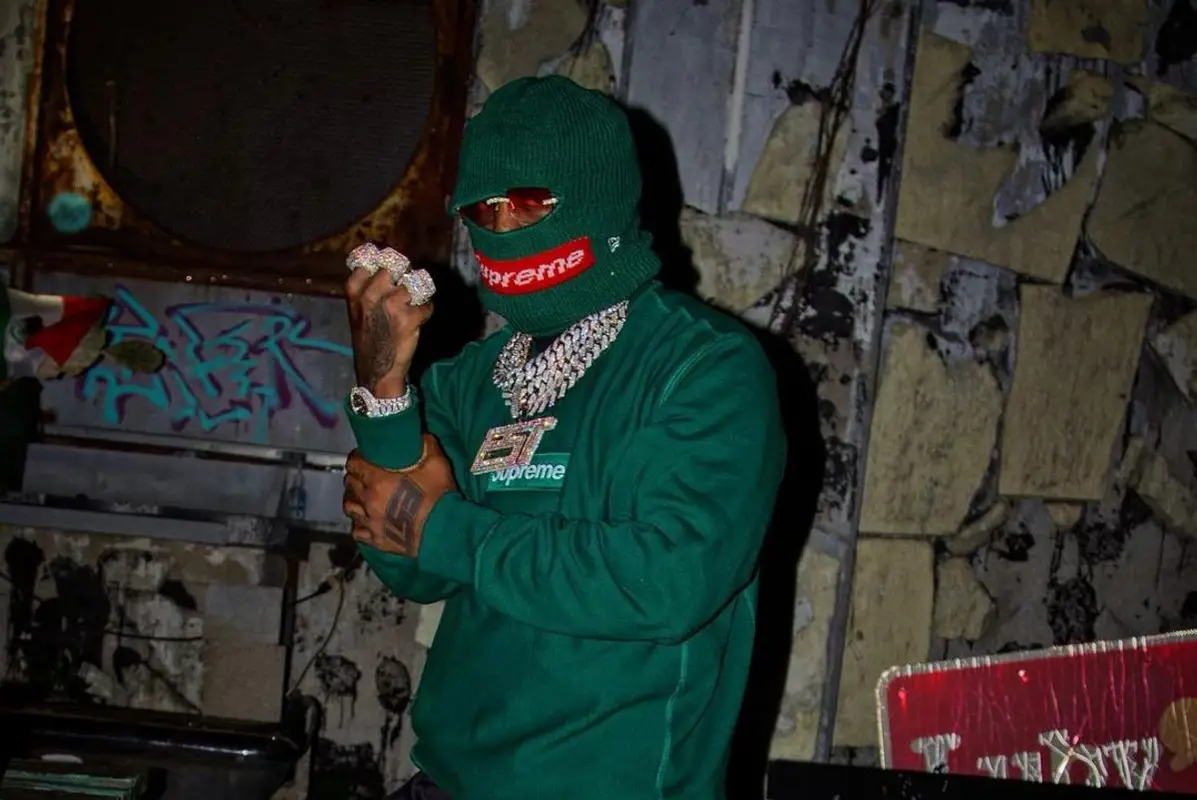 EST Gee outfit in Louis Vuitton, Supreme, and New Era, 2021