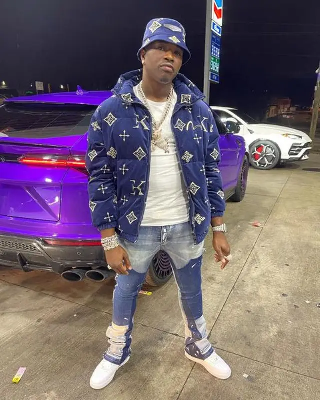 Bankroll Freddie outfit in Valabasas, Nike, and Evisu, 2022