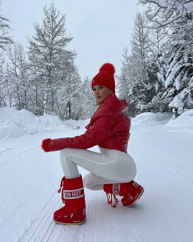 Sarah Snyder outfit in Pretty Little Thing, Moon Boot, and Moncler, 2021