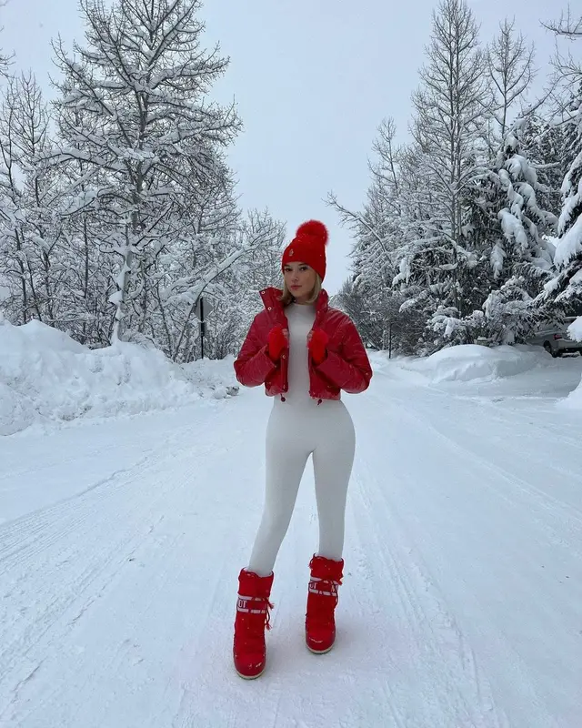 Sarah Snyder outfit in Pretty Little Thing, Moon Boot, and Moncler, 2021
