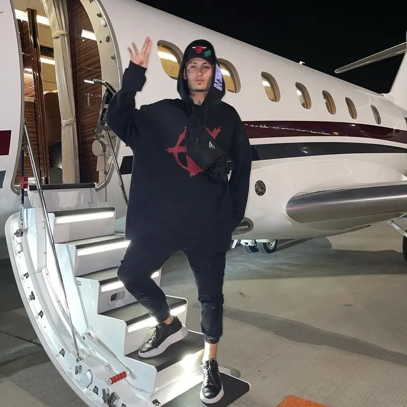 Morgenshtern outfit in Vetements, Prada, and New Era, 2022