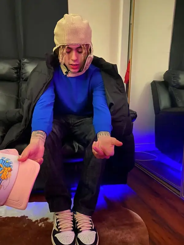 Suigeneris outfit in Mnml, Hanes, and Nike, 2022
