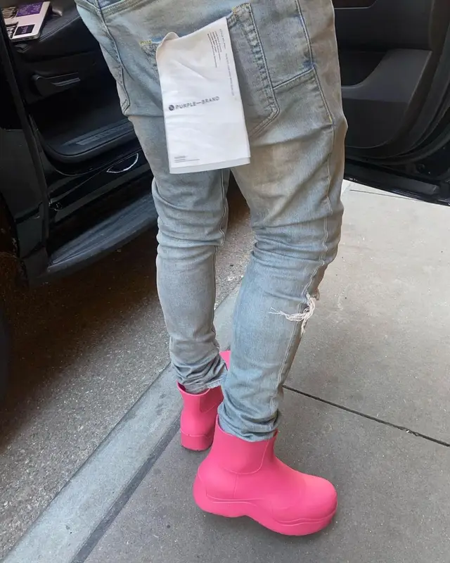 Lil Keed outfit in Purple Brand, Bottega Veneta, and Cartier, 2022