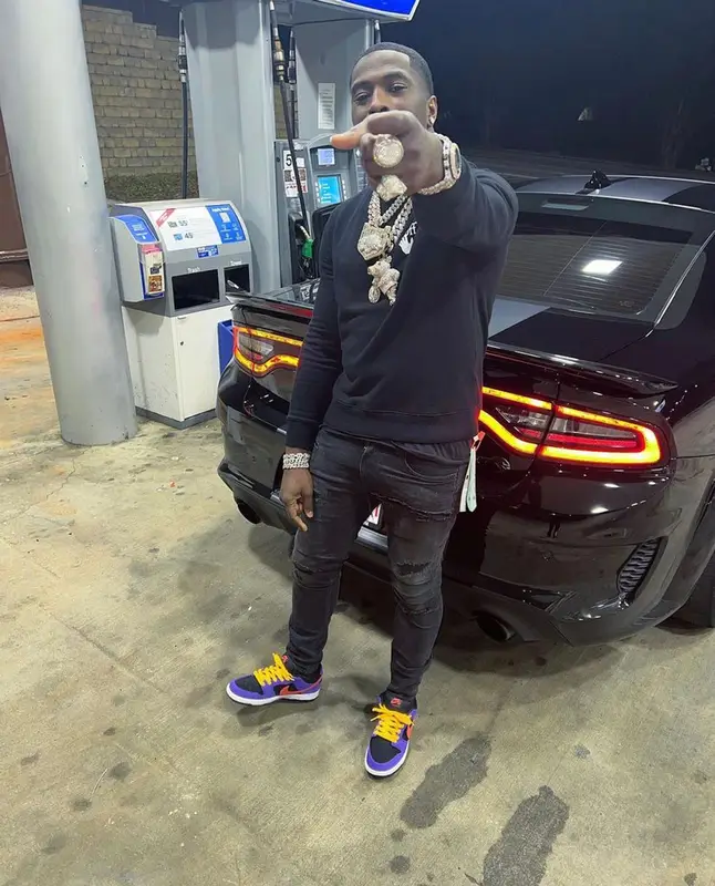 Bankroll Freddie outfit in Off-White, Nike, and Louis Vuitton, 2022