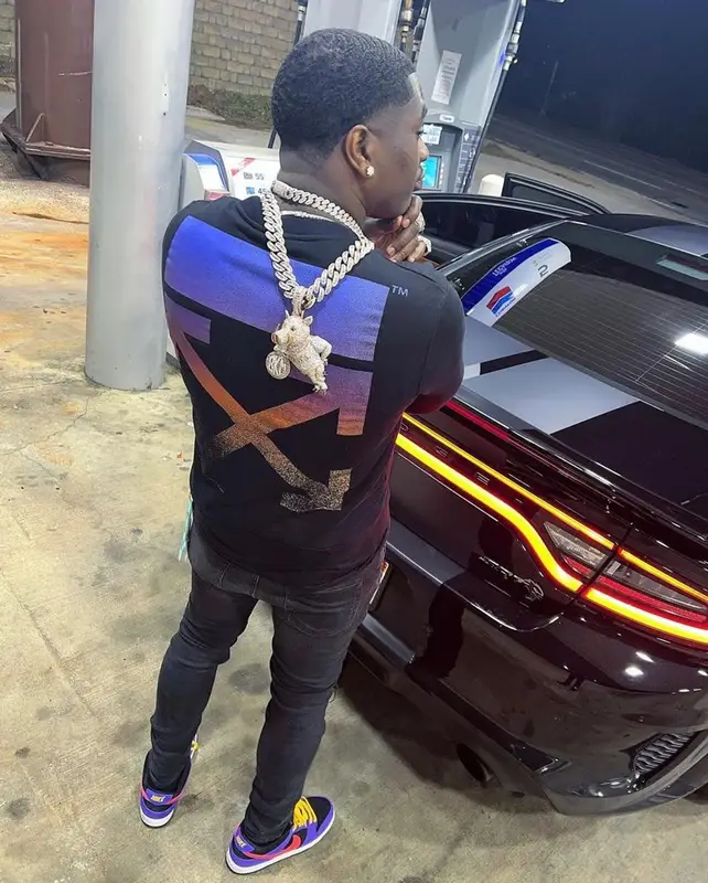 Bankroll Freddie outfit in Off-White, Nike, and Louis Vuitton, 2022
