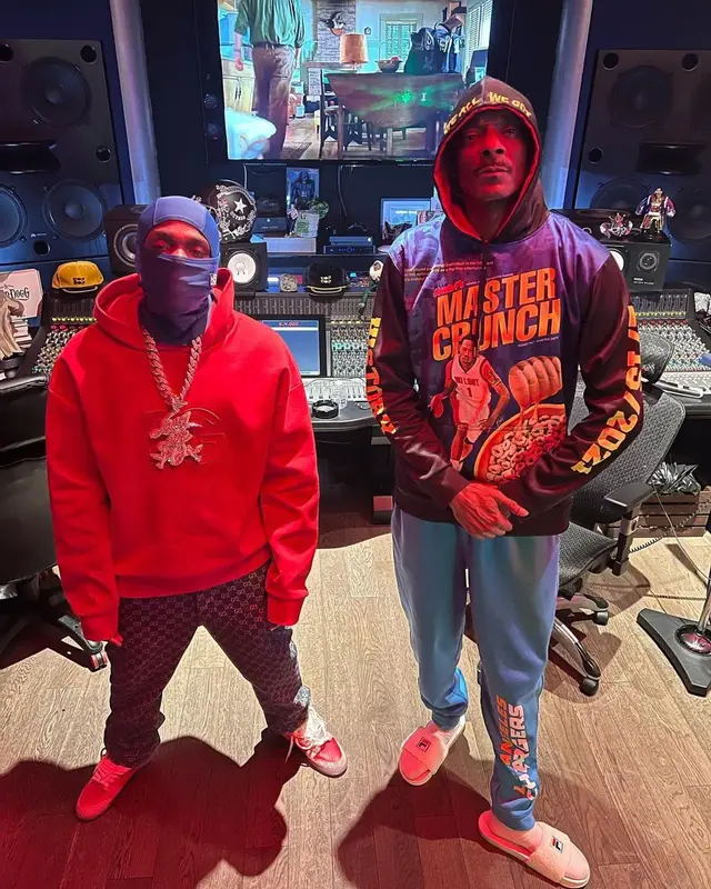 Snoop Dogg outfit in Moneyatti, Nike, and Fila, 2022