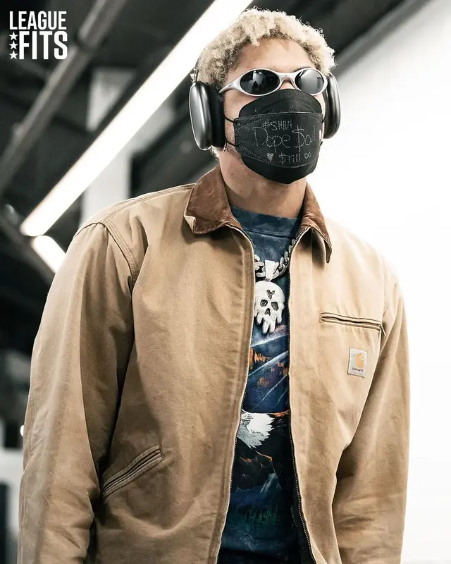 Kelly Oubre Jr outfit in Carhartt, Jordan, and Oakley, 2022