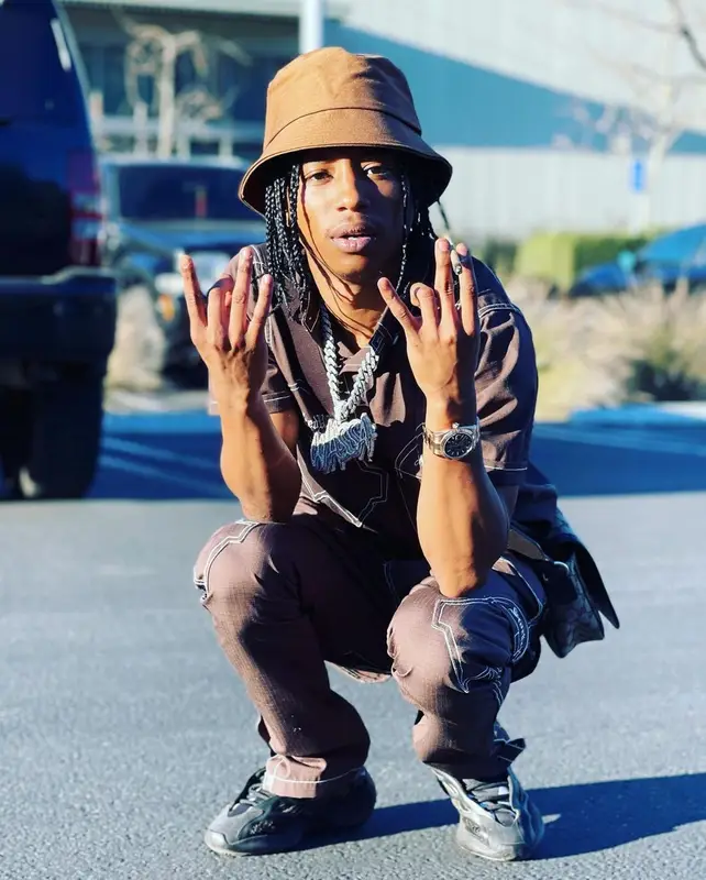 Pressa outfit in StockedUp, Adidas, and Gucci, 2022