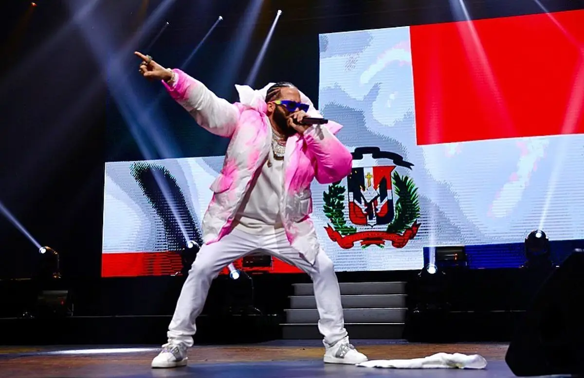 El Alfa El Jefe outfit in Dsquared2, Valentino, and Louis Vuitton, 2022