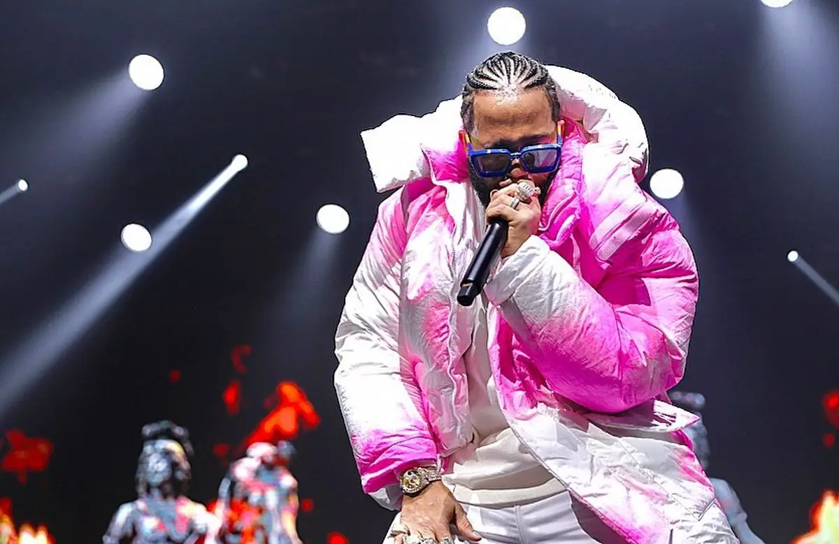 El Alfa El Jefe outfit in Dsquared2, Valentino, and Louis Vuitton, 2022
