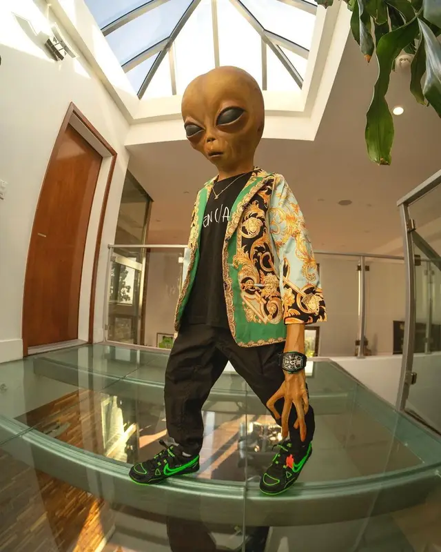 Lil Mayo outfit in Versace, Stone Island, and Nike, 2020