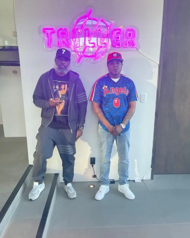 Jadakiss outfit in Bape, Levi’s, and Mitchell & Ness, 2022