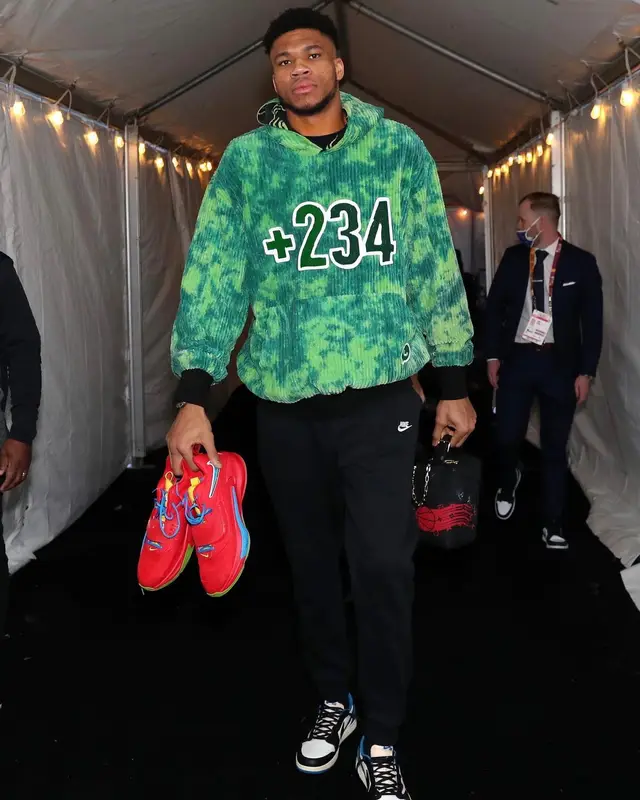 Giannis Antetokounmpo outfit in WhatsApp, Louis Vuitton, and NBA, 2022