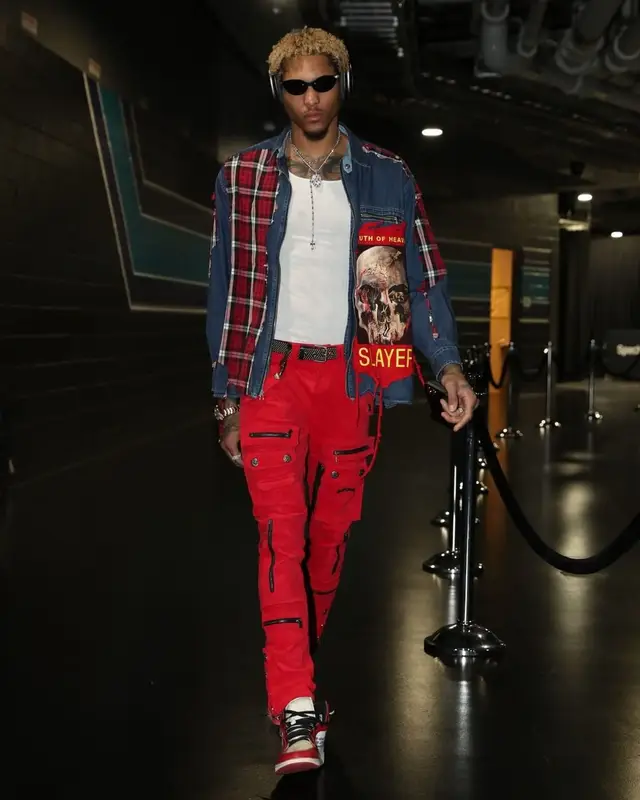 Kelly Oubre Jr outfit in Nike, Oakley, and Apple, 2022